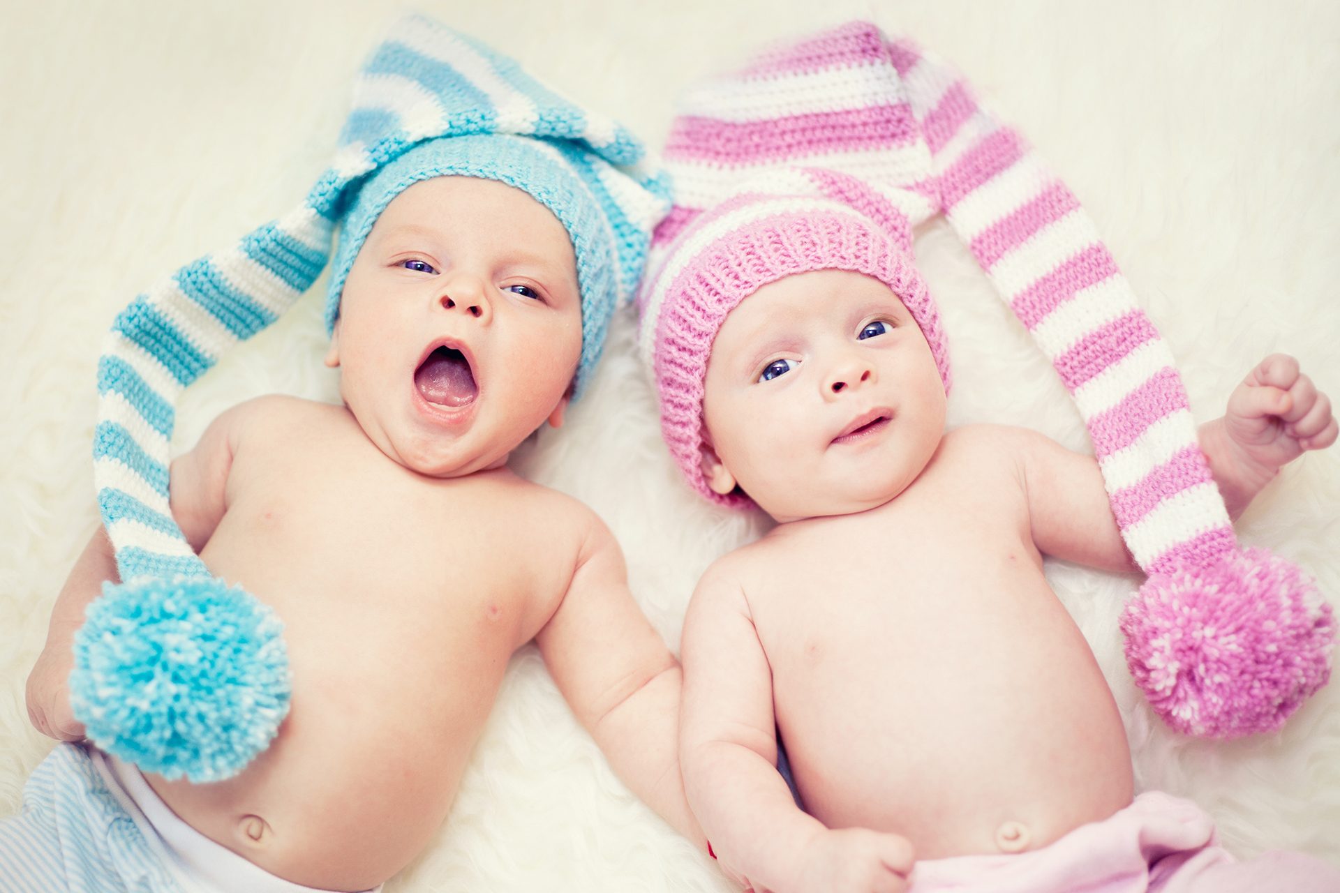 bebes gemelos, amamantar a gemelos, lactancia de gemelos