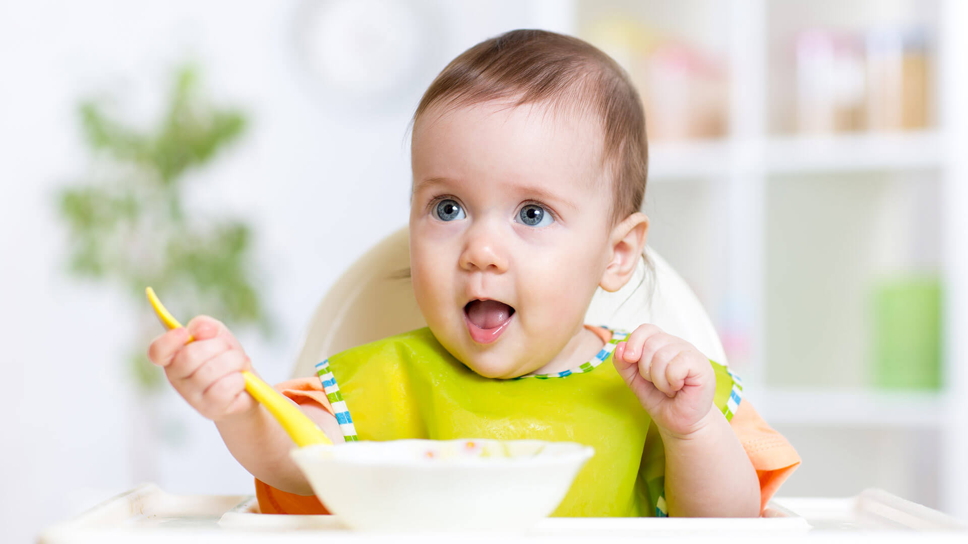 bebe comiendo, dar de comer al bebe. alimentar al bebe