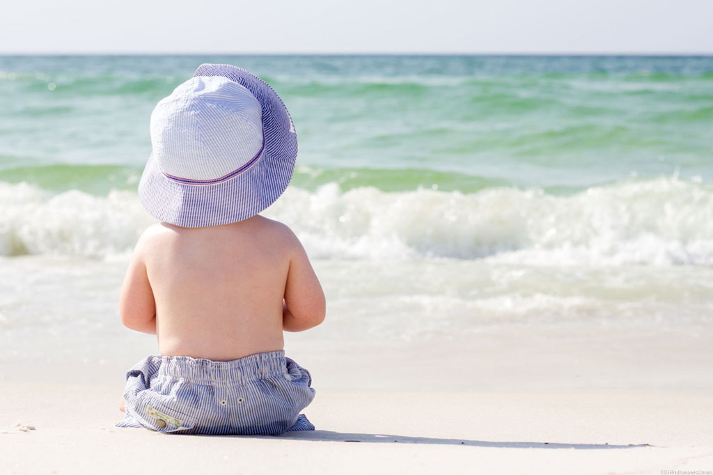 como viajar a la playa con un bebe, bebe en la playa