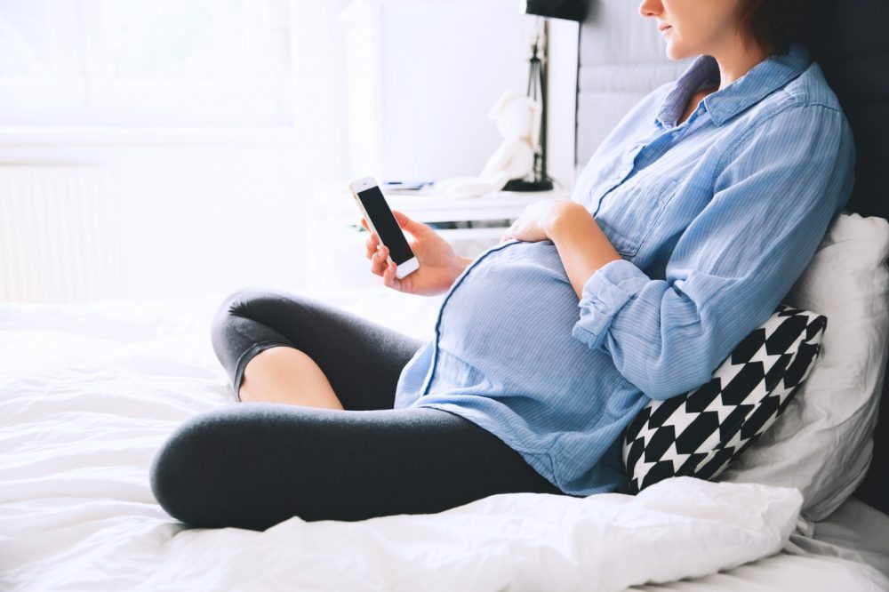 embarazada con smartphone, evitar ondas en el embarazo, proteger al feto